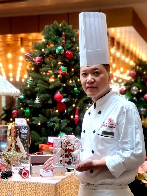 迎接疫情解封後的第一個耶誕節，台北福華推出了多達10種的烘焙商品，熱鬧繽紛，圖為點心坊主廚「奶油系歐巴」巫政翰。徐妤青／攝影