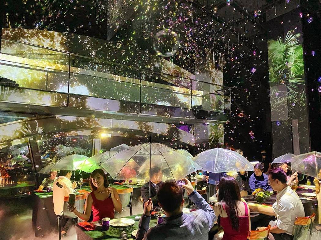 高空夢幻酒吧餐廳Worldtigo 12月1日正式開幕，提供無與倫比的用餐體驗。...