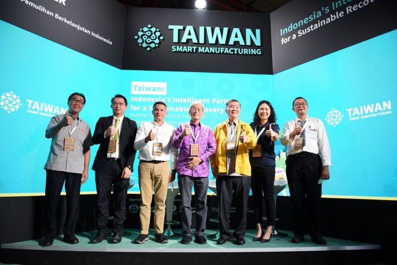台灣駐印尼代表處副代表蕭振寰（左四）與相關單位及業者代表，11月30日出席在印度製造展的發表會。 貿協／提供