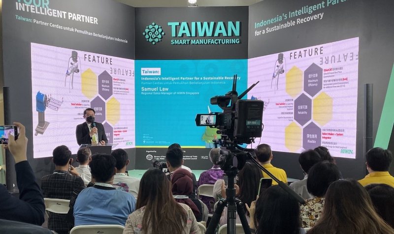 上銀科技在「台灣智慧製造協助印尼永續復甦」主題發表會現場，發表焊接機器人。 貿協...