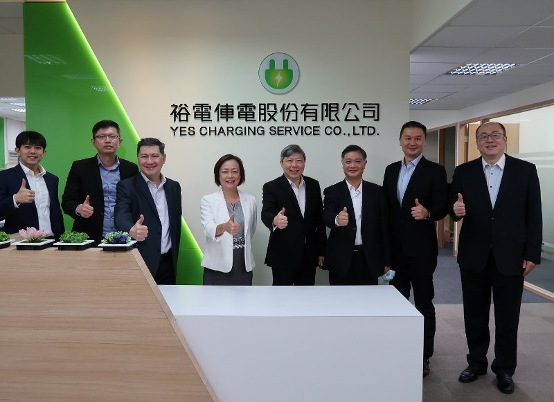 裕電俥電總經理高秀枝（左四）表示，已加入新加坡充電聯盟跨國輸出充電站運營技術。 ...