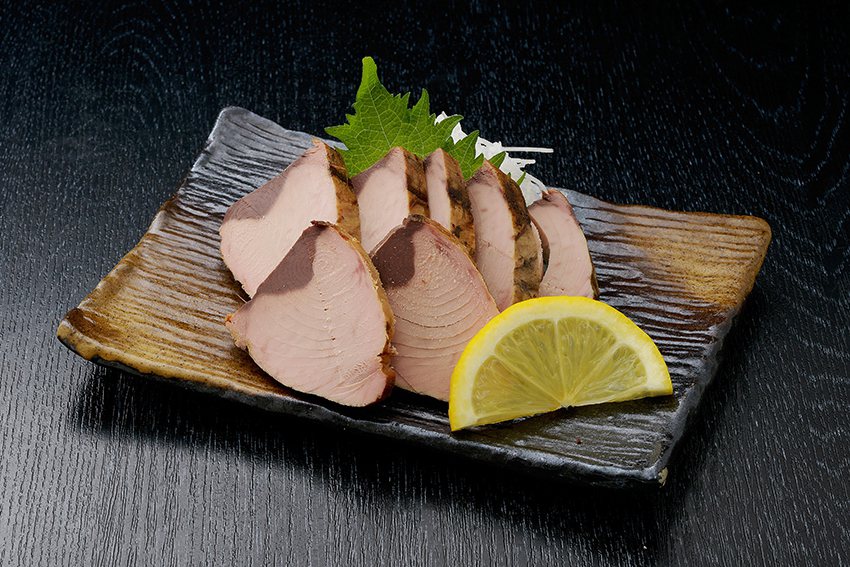 櫸木精心燻焙的「燻製鰹魚片（かつおなまり節スライス）」。 新竹湳雅廣場/提供