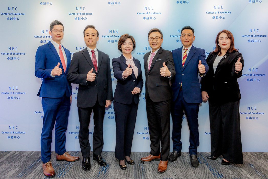 NEC台灣董事總經理賴佳怡(左三)與一級主管共同展示NEC卓越中心2.0體驗活動...