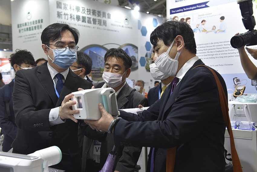 竹科廠商能資國際經理許遵愚(左)向日本藥物授權協會代表展示手提式X光機。 竹科管...