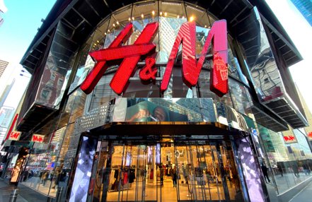 瑞典時裝零售商H&M今天宣布，在退出俄羅斯市場後，他們啟動一項成本削減計畫，將在全球裁員約1500人。（路透）