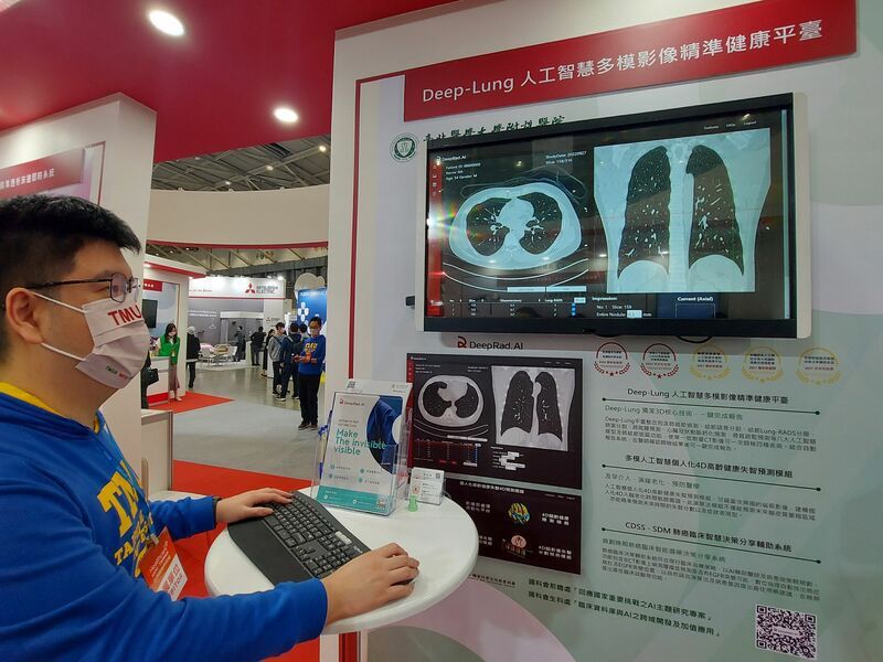台北醫學大學附設醫院推出「Deep-Lung 人工智慧多模影像精準健康平臺」，單靠一張斷層判讀4種疾病。（北醫提供）