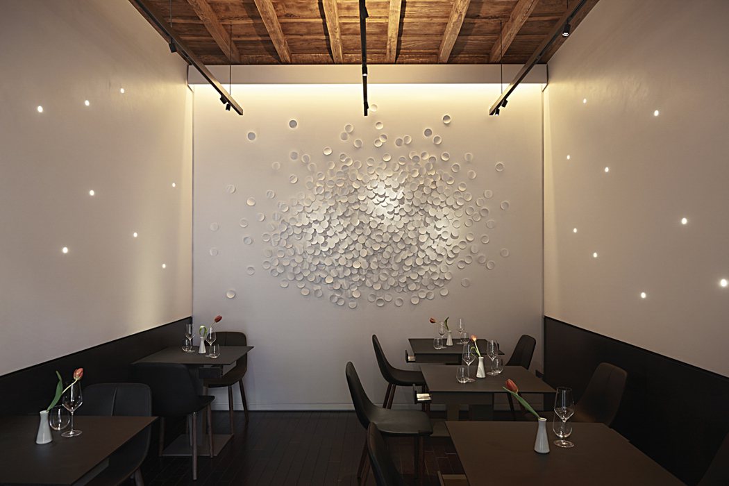 新用餐區的牆底設置了一面藝術牆。
