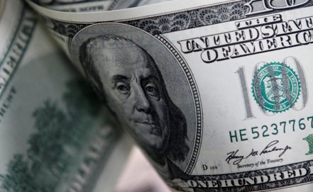美元周三兌大多數貨幣走貶，因聯準會（Fed）主席鮑爾釋出鴿派訊號。路透