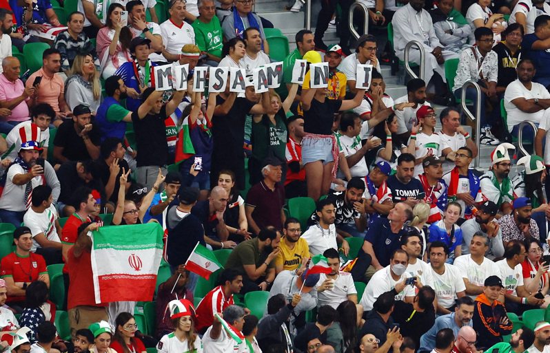 伊朗足球国家队在输给美国队、确定无缘晋级2022世界盃16强，却传出有一名男子因庆祝国家队遭到淘汰而被安全部队枪杀，这引发卡达当地球场内外和伊朗各地发生反政府示威活动。路透(photo:UDN)
