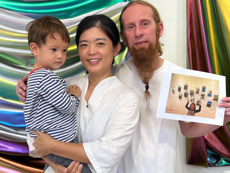 荷蘭畫家帕斯卡（右）與妻子楊雅雯（中）與寶貝兒子定居台南新營，籌設的藝廊將開幕。圖 ／讀者提供