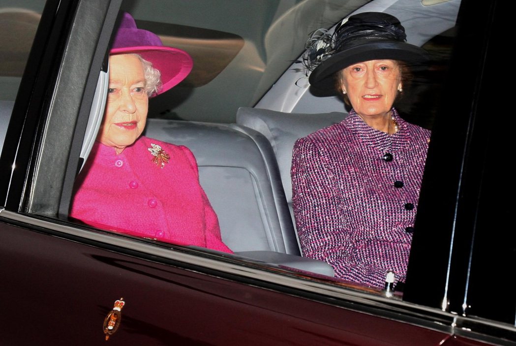 英國已故女王伊麗莎白二世的女侍臣、現任王儲威廉的教母賀希夫人（右）日前出席卡蜜拉...