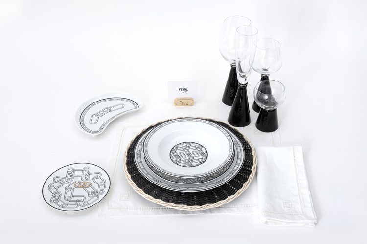 餐具系列由法國最高級的利摩日瓷器製作而成，盤子上有著獨家設計的黑白交錯FENDI...