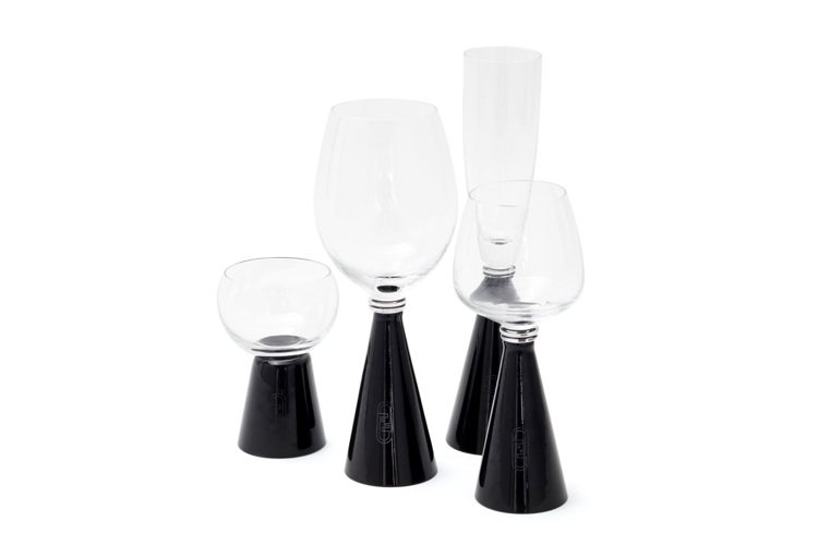 玻璃杯設計靈感源自於Anna Fendi的私人收藏，透明和黑色兩個相配的水晶圓錐體形成奇特的形狀。圖／FENDI提供