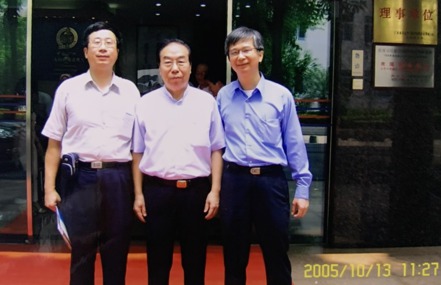 共信醫藥科技創辦人吳宜莊（中）與現任總經理林懋元（右）。共信／提供