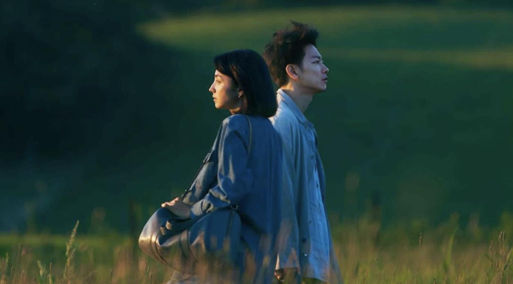 滿島光(左)、佐藤健因為演出「First Love初戀」在全世界知名度暴漲。圖／摘自NetflixJP推特