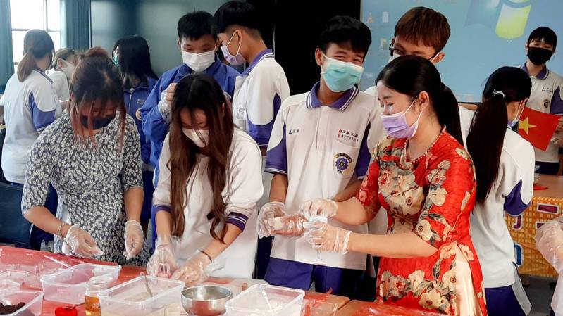 明道大學越南師生帶著二林工商新二代學生製作越南冰皮月餅。圖／明道大學提供