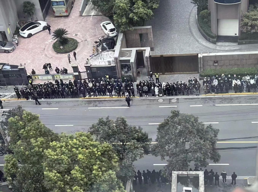 上海組織來民眾統一身穿黑衣，在路旁為江澤民的靈車送行。（微博照片）