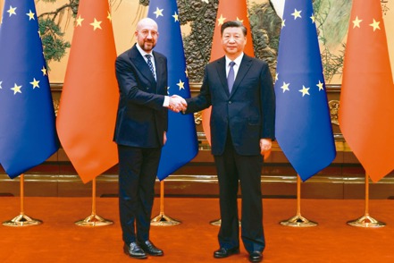 大陸國家主席習近平（右）昨天與歐洲理事會主席米歇爾舉行會談。 新華社