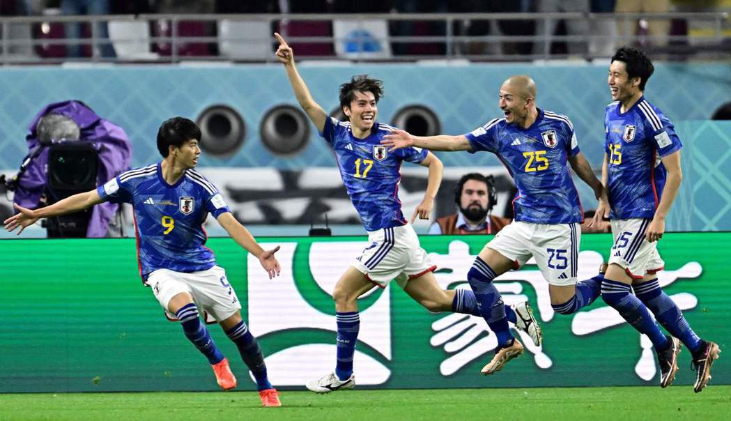 踢入致勝球後慶祝的日本隊。左起：三笘薰、田中碧、前田大然、鎌田大地。 圖／法新社