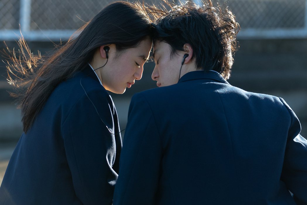 「First Love初戀」以雙主線展開故事敘述，年輕演員八木莉可子(左)、木戶...