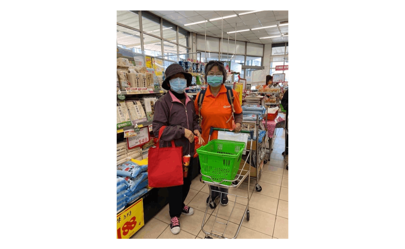 劉妙珍（右）帶著74歲林熊愛娥（左）採買生活物資。 圖／弘道老人福利基金會提供
