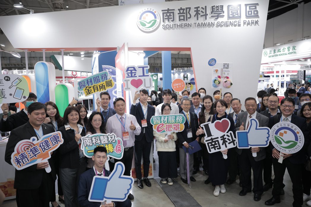 台灣醫療科技展上日本藥物授權協會參訪南科展區。業者提供
