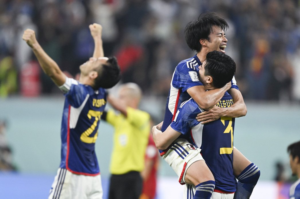 世界盃足球賽E組比賽，日本以2比1戰勝西班牙，日本隊球員在比賽後慶祝勝利。 新華社