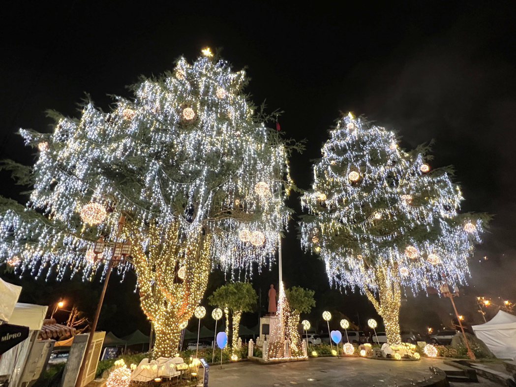 兩盞高達28公尺大雪松聖誕樹瞬間點亮驚艷全場。參山國家風景區管理處提供