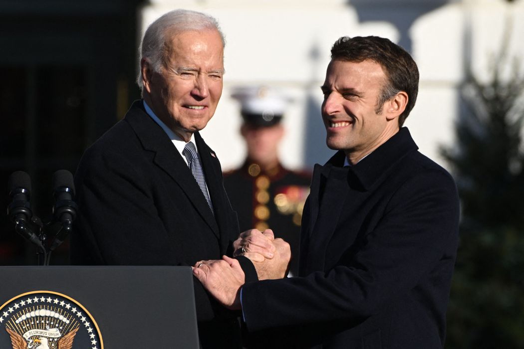 美國總統拜登（左）1日接待來國是訪問的法國總統馬克宏（右）。法新社