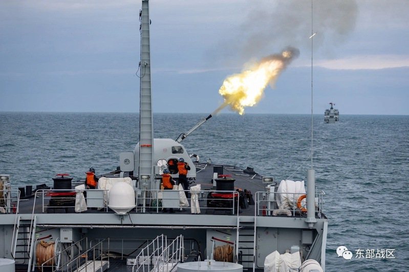 圖為中共解放軍東部戰區海軍某登陸艦大隊近日組成艦艇編隊，在東海某海域開展多課目、高強度實戰化訓練。（取自東部戰區微信公眾號）