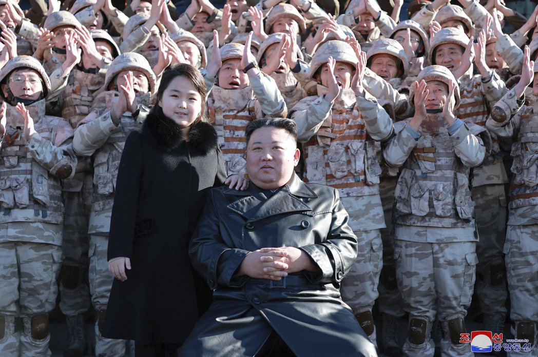 北韓領導人金正恩針對江澤民逝世表達哀悼。圖為金正恩（前右）及其女（前左）與軍隊合...