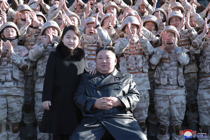 北韓領導人金正恩針對江澤民逝世表達哀悼。圖為金正恩（前右）及其女（前左）與軍隊合影。（美聯社）