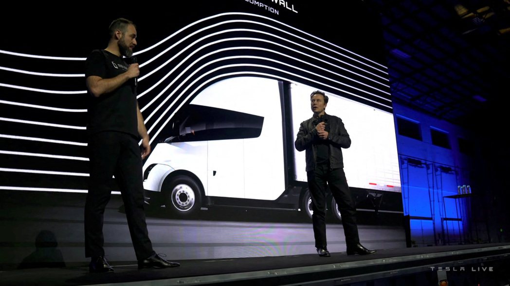 特斯拉執行長馬斯克（圖右者）在內華達工廠介紹特斯拉的Semi電動卡車。路透翻拍特...