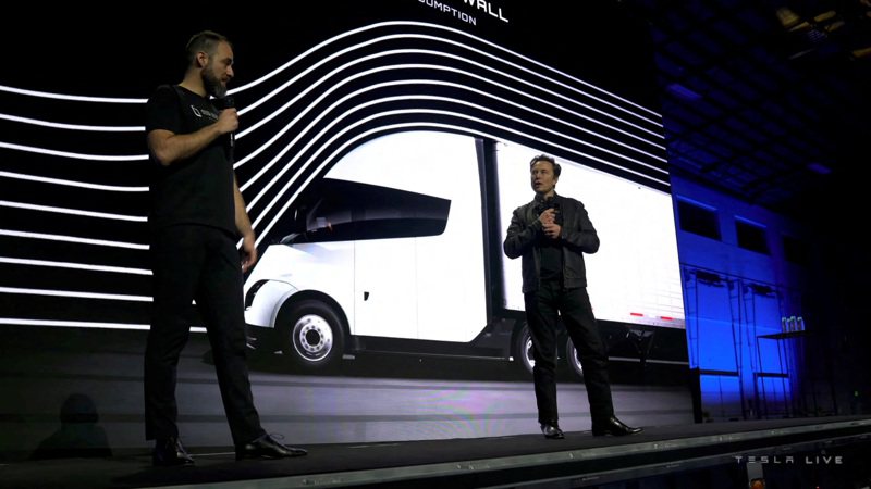 特斯拉執行長馬斯克（圖右者）在內華達工廠介紹特斯拉的Semi電動卡車。路透翻拍特斯拉影片。
