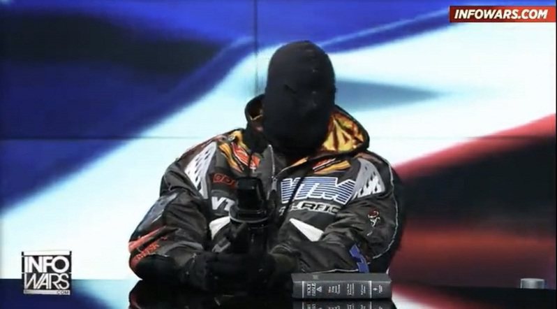 美國知名饒舌歌手兼時尚設計師「肯爺」肯伊．威斯特（現改名為Ye）1日作客知名陰謀論者瓊斯的「資訊戰」節目，可見到他戴著連眼睛都遮住的全罩頭套現身。照片翻攝：Twitter / RapTV