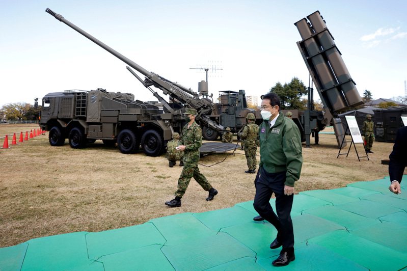 大陸專家認為，日本安保戰略若把北京定義為「安全挑戰」，則北京可加強軍力防範。圖為日本首相岸田文雄（右）先前檢閱陸上自衛隊軍備。（路透資料照片）