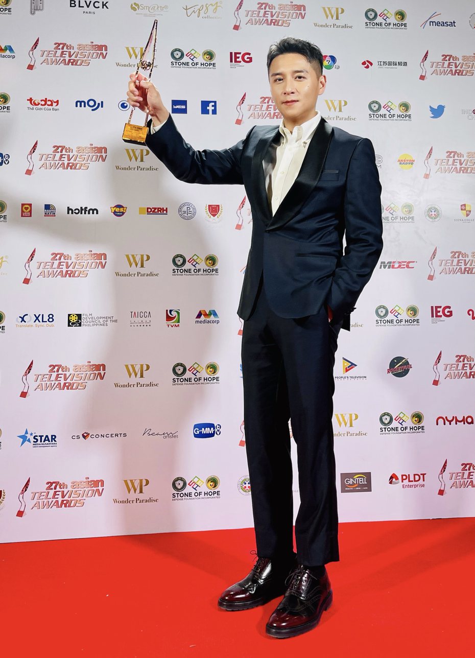 鄭人碩赴菲律獲領取亞洲電視大獎最佳男主角獎。圖／七十六號原子提供