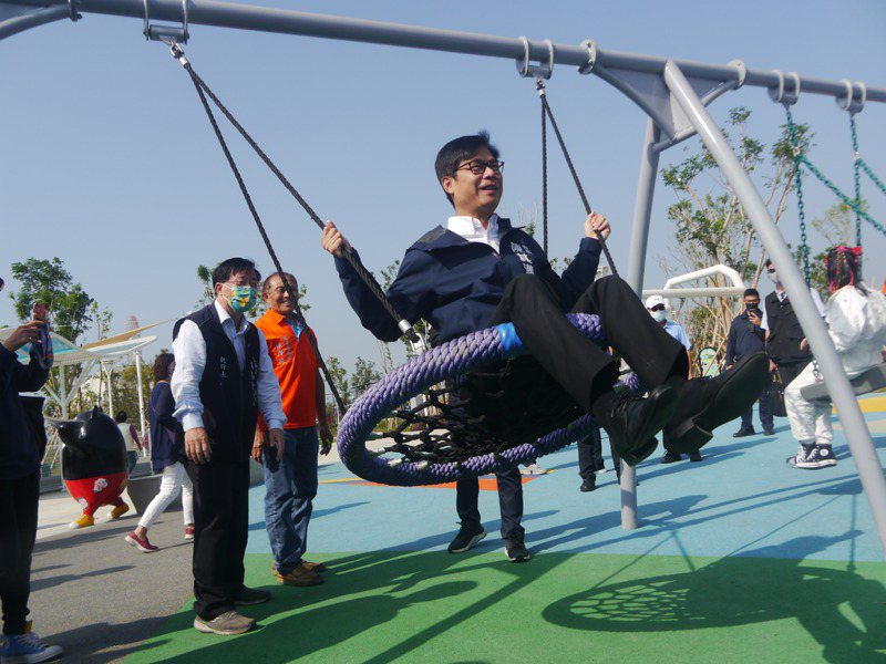 市長陳其邁主持公園啟用儀式，隨即體驗遊樂設施，盪鞦韆時叮嚀「有年紀了，不要推太高」。記者徐白櫻／攝影