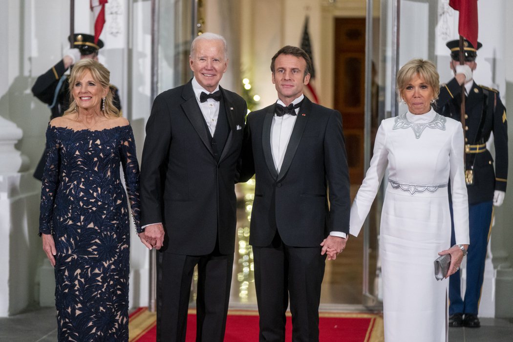 美國總統拜登1日在白宮舉辦國宴款待法國總統馬克宏。圖為拜登（左二）和馬克宏（右二...