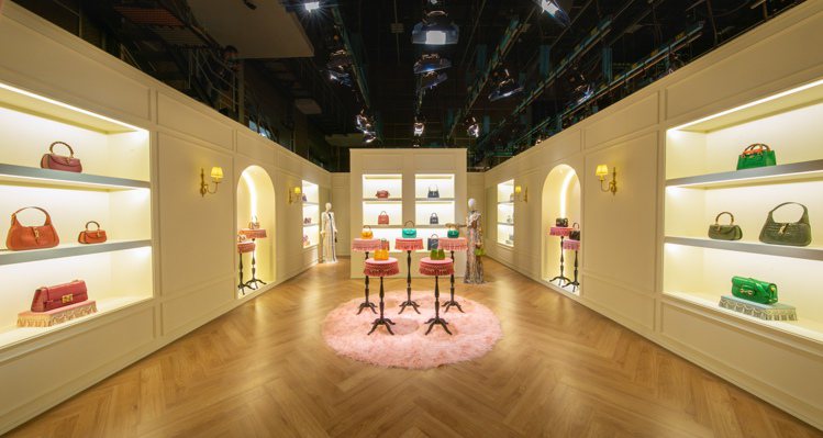 「珍稀皮革包款」主題區，羅列了GUCCI各種珍稀皮革的工藝包款，更強化品牌原點：佛羅倫斯與工藝的深邃連結。圖 / GUCCI提供