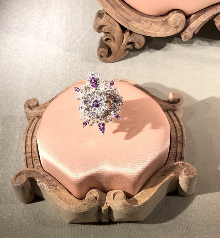 Flora系列紫色藍寶石鑽石戒指，價格店洽。記者釋俊哲／攝影