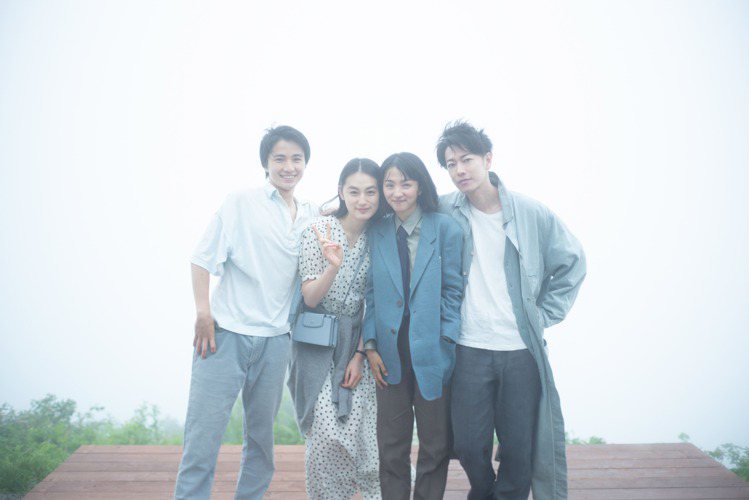 木戶大聖(左起)、八木莉可子、滿島光、佐藤健留下珍貴合照。圖／Netflix提供