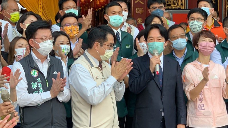 副總統賴清德（右二）選前回台南輔選，立委陳亭妃（右）也到場。圖／資料照片