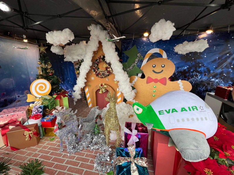 長榮航空與慕尼黑機場共同打造聖誕主題拍照專區，有絨毛飛機吸引民眾打卡。圖／長榮航空提供