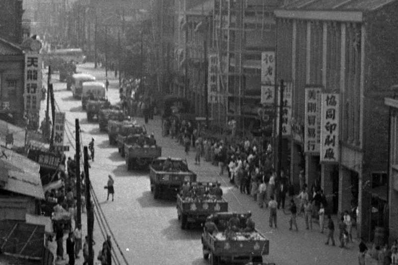1956年12月3日，由國防部、交通部、台灣省政府聯合主辦的台北地區公共車輛動員演習下午進入高潮，龐大的汽車隊伍通過台北市區。圖／聯合報系資料照片