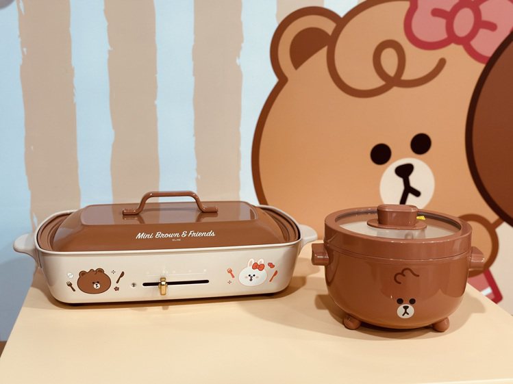「多功能料理鍋熊大款2L」有著迷你版熊大的逗趣臉龐，「加大型多功能電烤盤家庭款」...