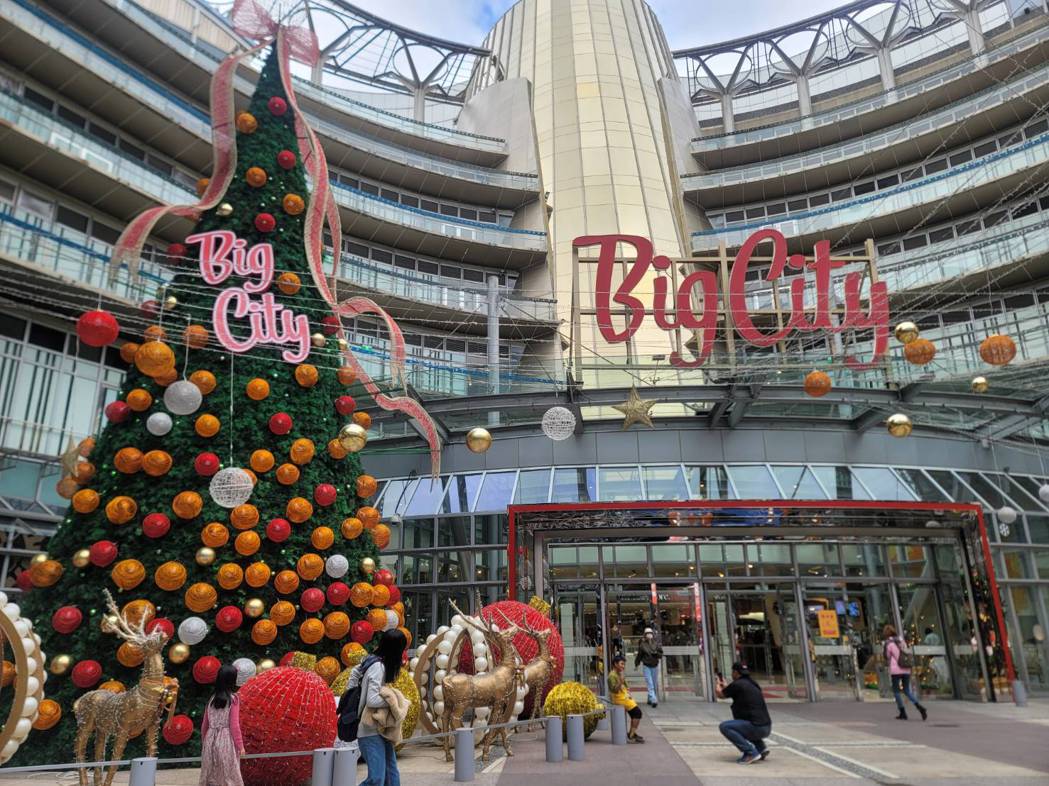 巨城購物中心周年慶開跑，迎接耶誕節，廣場放上巨型耶誕樹，吸引民眾打卡拍照。記者何...