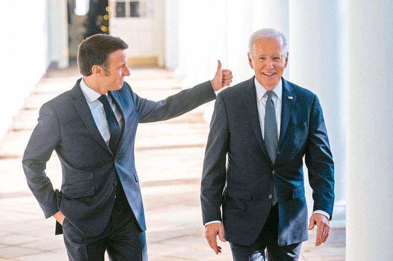 法国总统马克宏（左）与美国总统拜登（右）一日一起走过白宫的柱廊，互动热络。（法新社）(photo:UDN)
