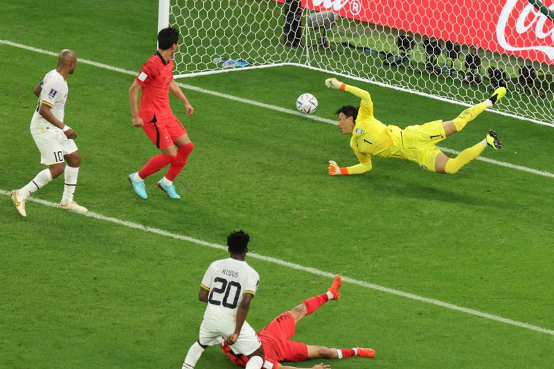 南韓在小組賽傷停補時踢進一球，2：1逆轉勝葡萄牙。 歐新社