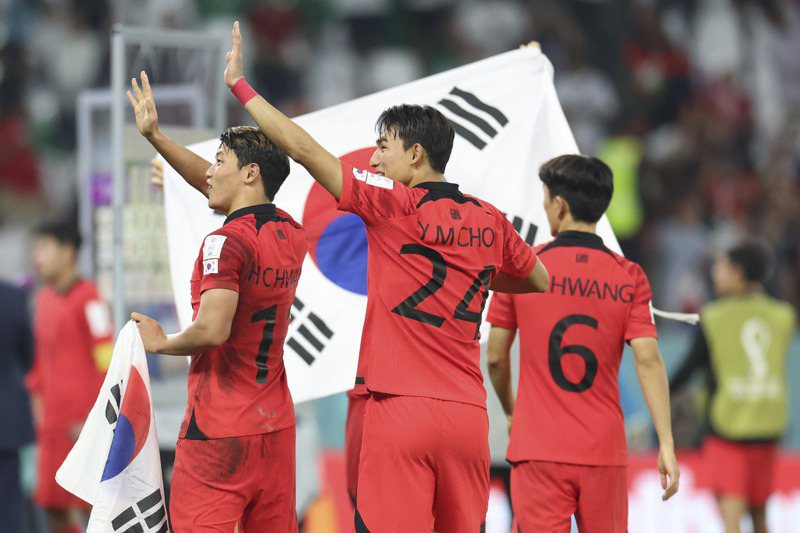 世足賽H組比賽中，韓國隊以2比1戰勝葡萄牙隊。韓國挺進16強。 新華社